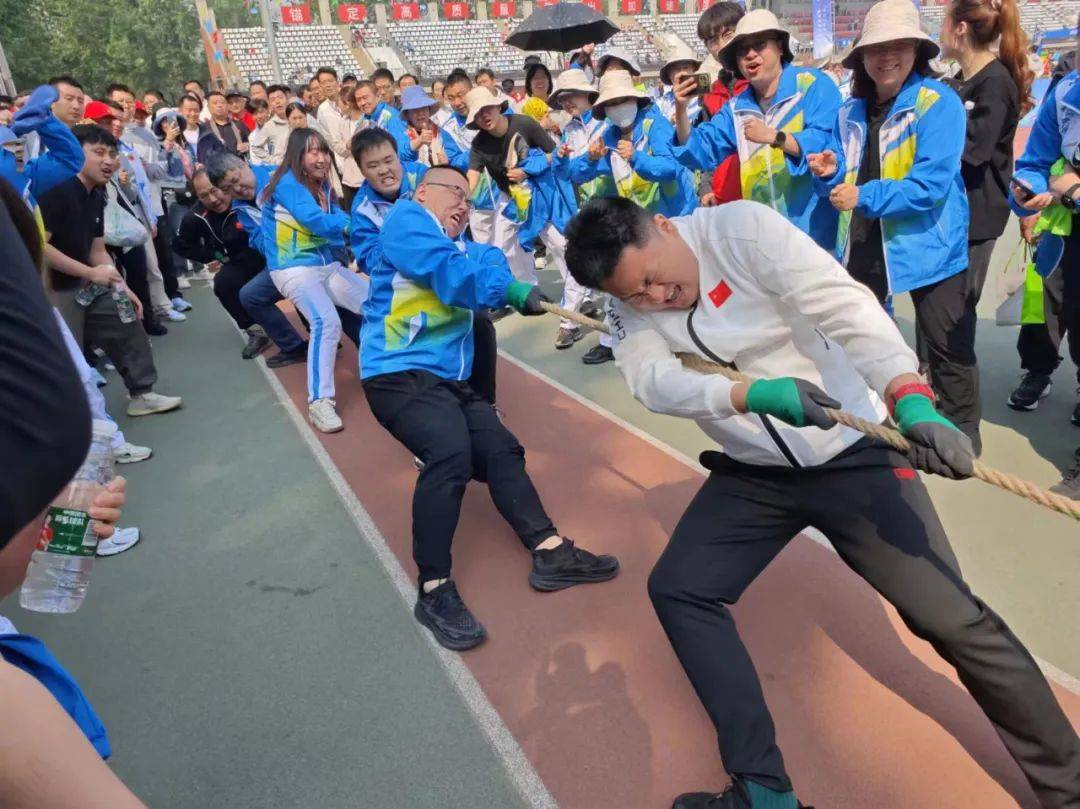 勇敢的队员们在比赛中勇往直前，争夺荣誉